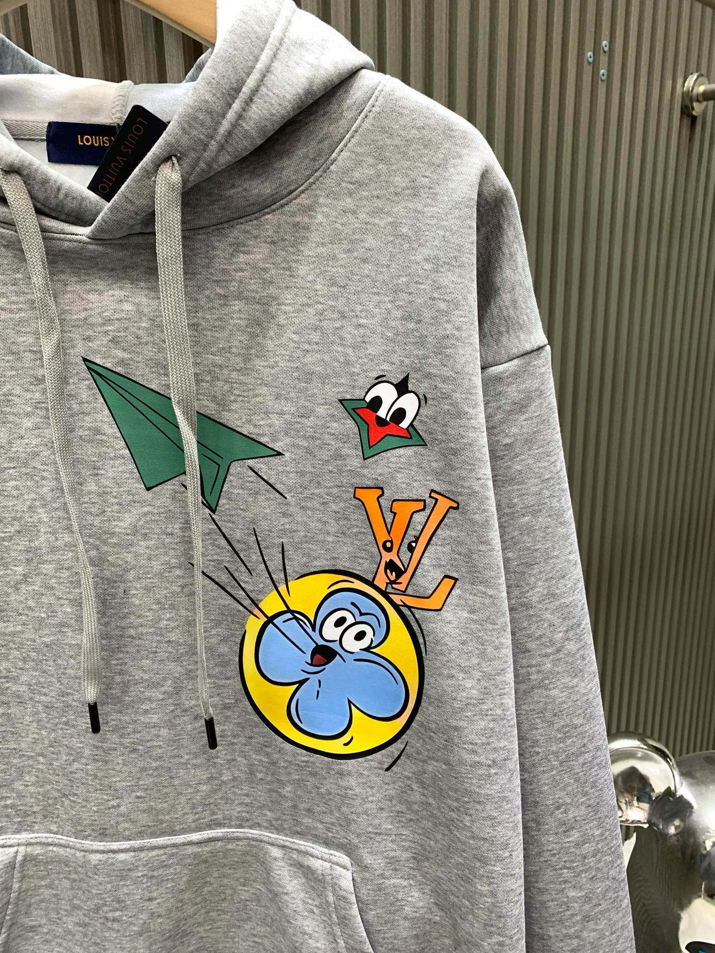 🅿️280 🀄️ Louis Vuitton Louis Vuitton Louis Vuitton 25ssIv paper airplane master design trendy brand new printed round neck sweatshirt autumn and winter 400 grams of pure cotton ➕ silver fox velvet New trendy classic sweatshirt Exquisite tailoring High-quality craftsmanship Made of custom-woven and dyed pure cotton fabric about 400 grams of pure cotton sweatshirt fabric Pattern imported digital printing technology Durable and washable, long-wearing without deformation Micro wide and versatile, the latest brick cabinets for men and women are synchronized, os dropped shoulder version, fashionable and individual, super versatile and good-looking, very suitable for both men and women, a must-have style, tag collar, washed wheat, complete with three labels